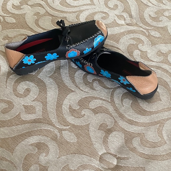 Levi’s Comfort Loafers Black w/ Blue Flowers – Size 39 - Picture 7 of 9